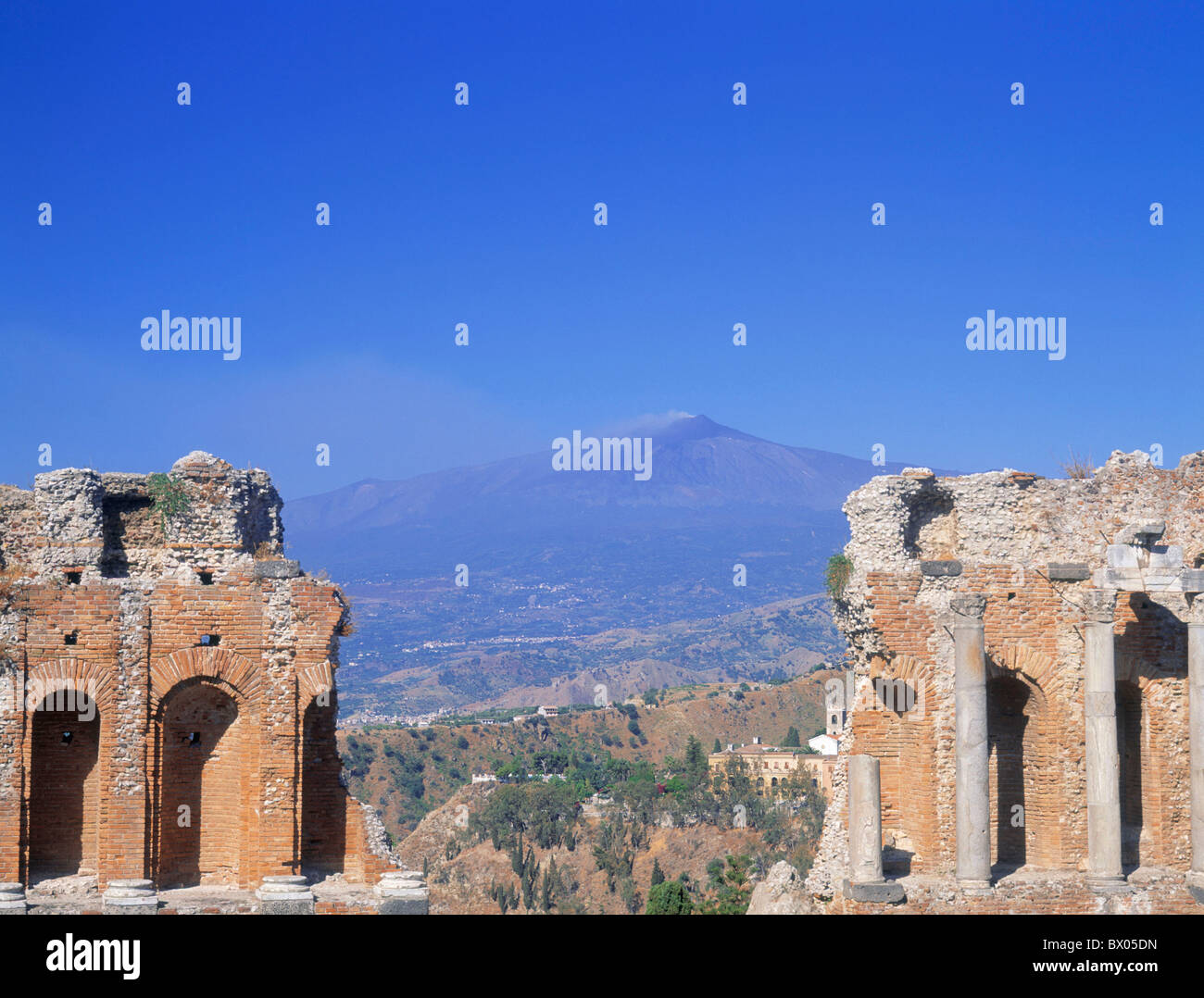 Etna mondo antico antichità greco in Greco Romano Anfiteatro greco Italia Europa rovine Romane Sicilia Taor Foto Stock