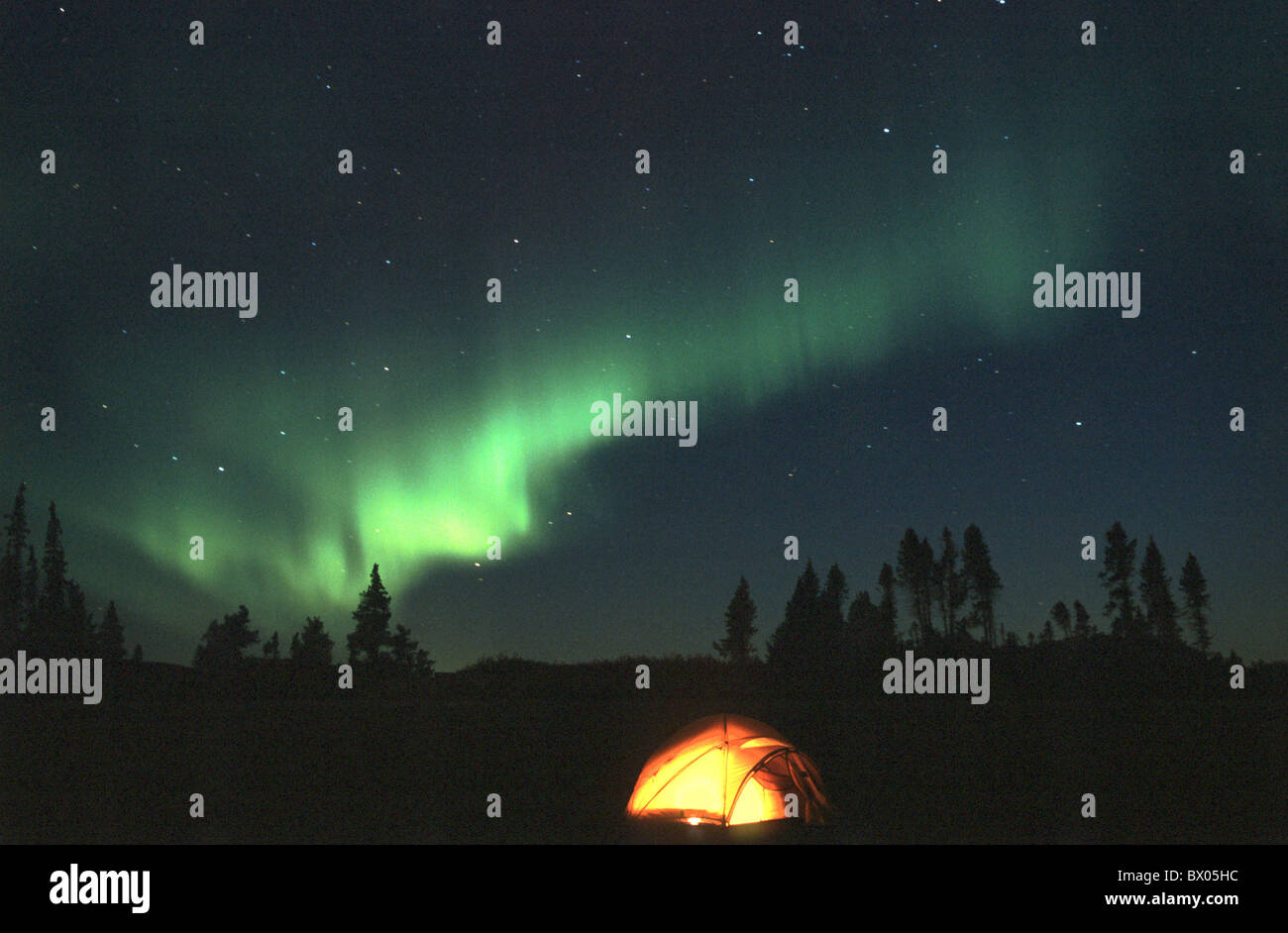 Avventura di notte Aurora Boreale camping Canada America del Nord America Barrenlands verde si accendono di luce Foto Stock