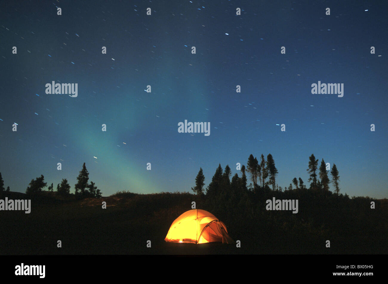 Avventura di notte Aurora Boreale camping Canada America del Nord America Barrenlands verde si accendono di luce Foto Stock