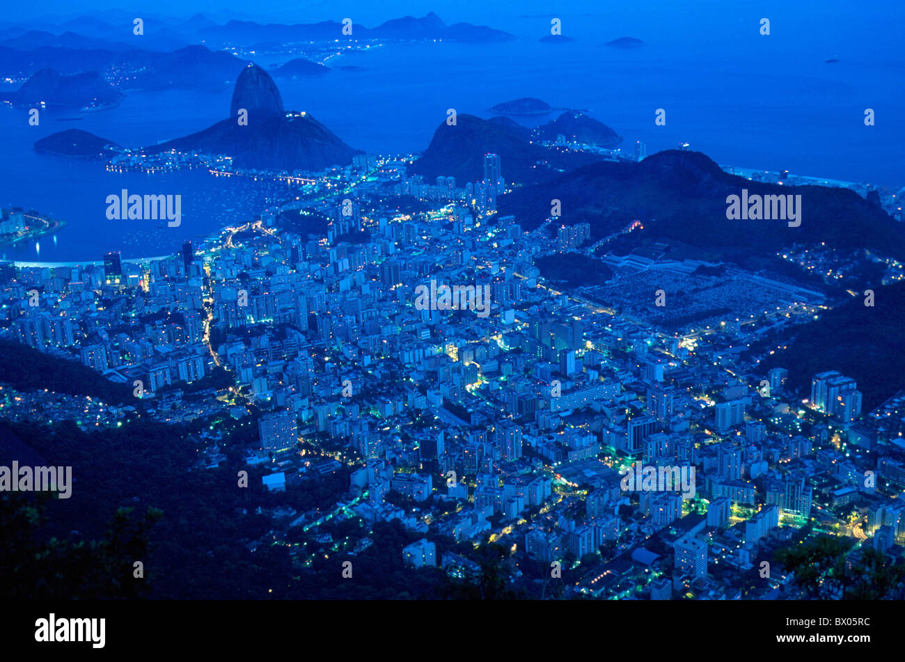 Di notte il Brasile America del Sud Costa città vista dal Corcovado notte panoramica Rio de Janeiro zucchero mare hat Foto Stock