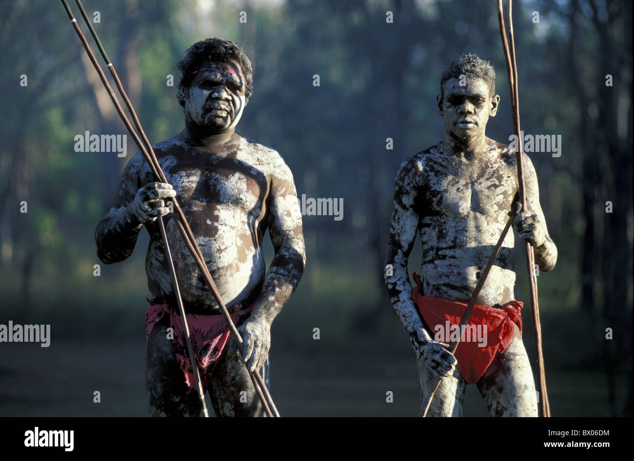 Gli Aborigeni Australiani Aborigeni bracci Australia hunter nativo Manyallaluk nessun modello di rilascio del territorio nord vernici Foto Stock