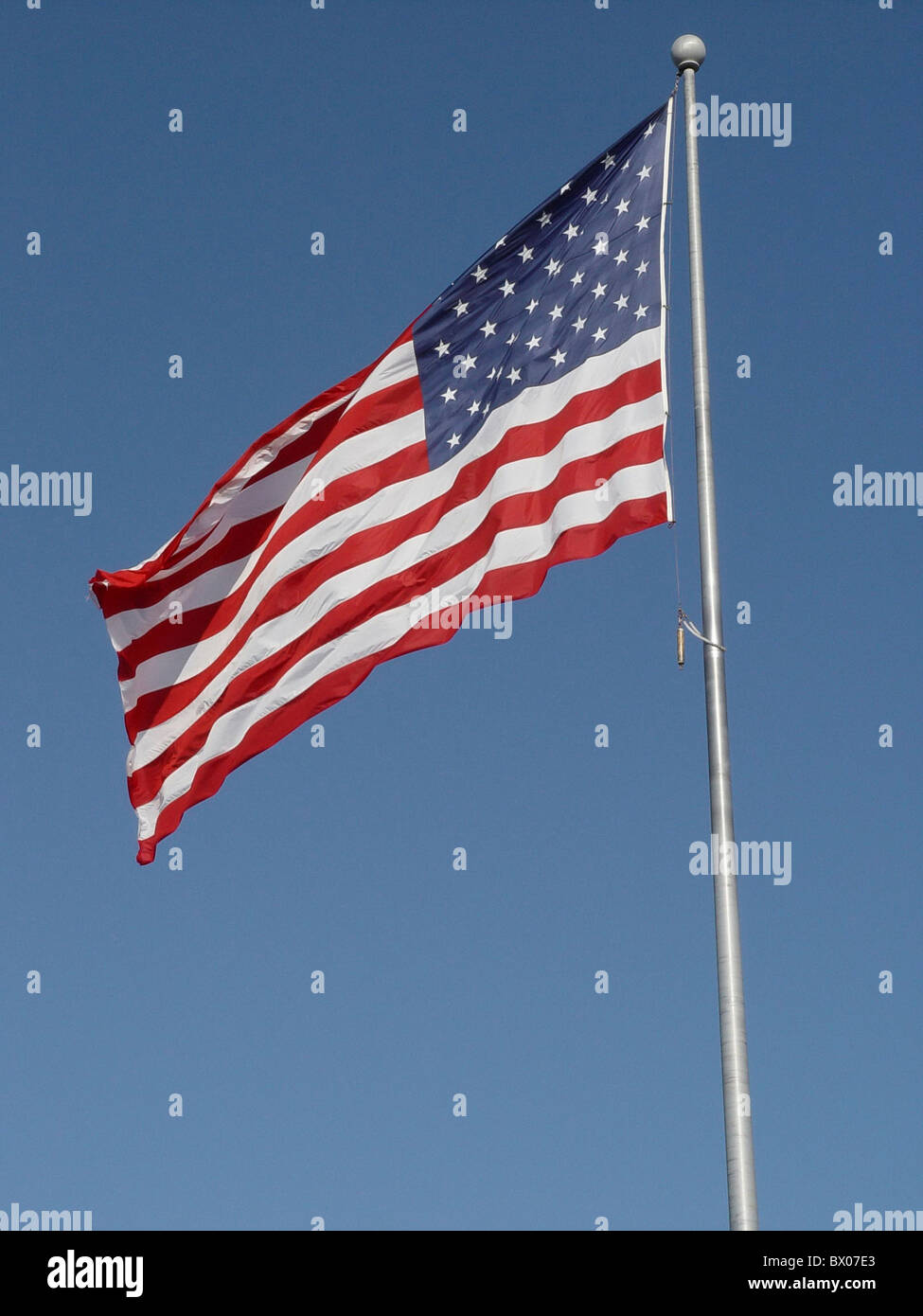 Bandiera pennone flagstaff bandiera banner terra cielo bandiere patriottismo storni e strisce simbolo USA America N Foto Stock