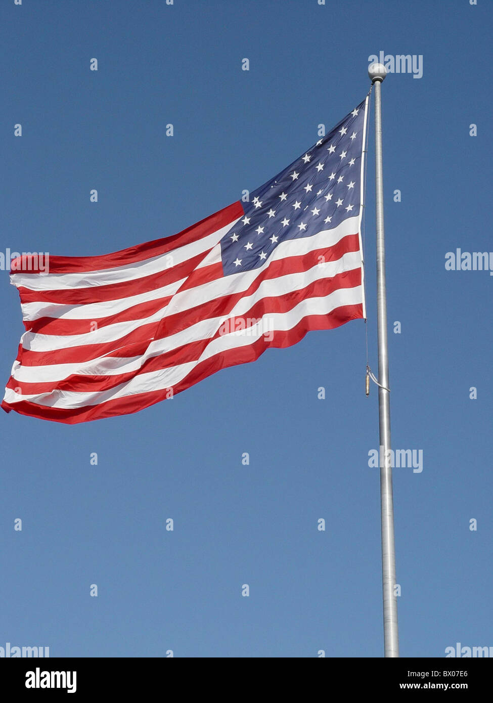 Bandiera pennone flagstaff bandiera banner terra cielo bandiere patriottismo storni e strisce simbolo USA America N Foto Stock