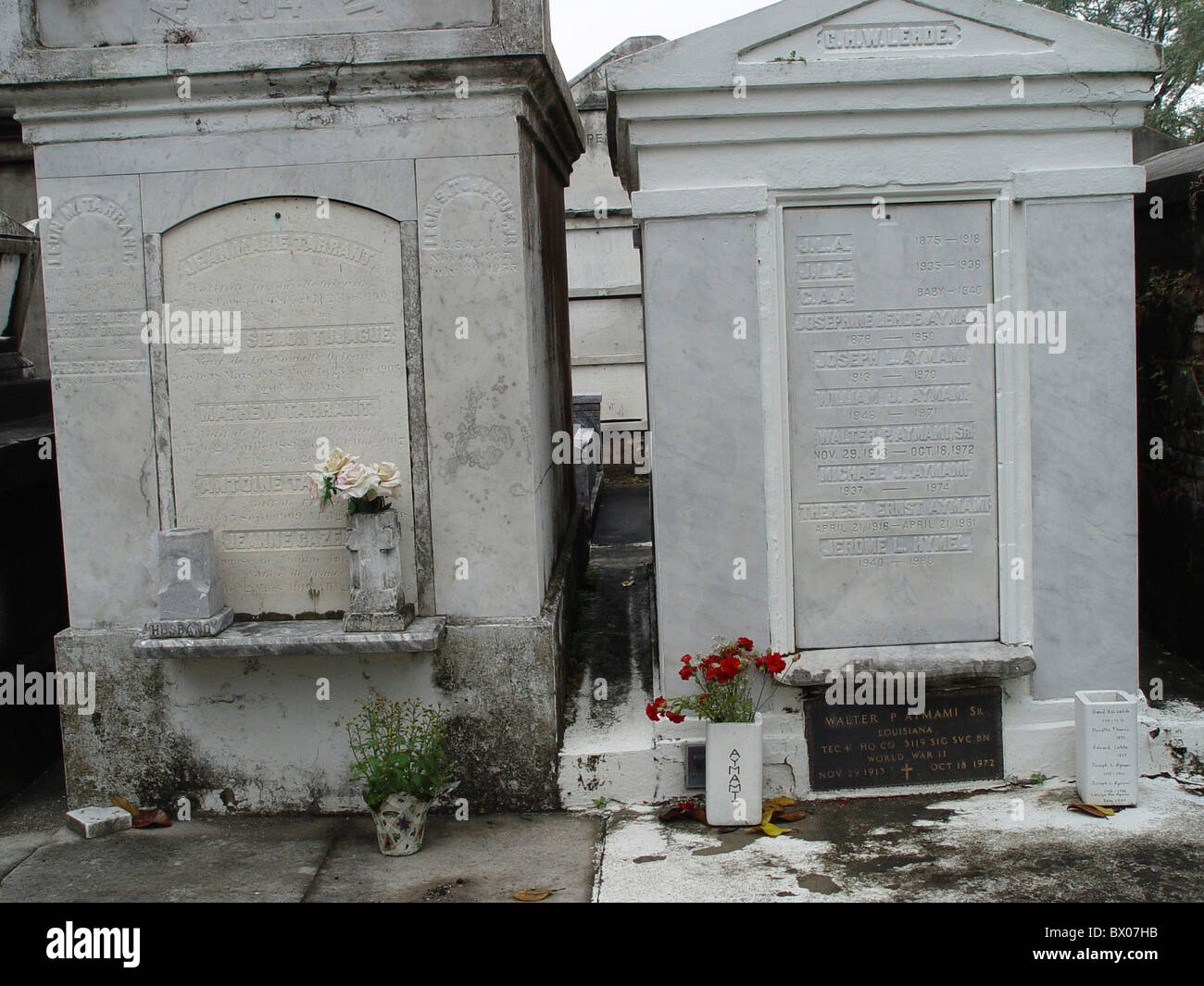 Fiori il Cristianesimo tombe di famiglia cimitero lapidi tombe Louisiana New Orleans la religione USA America Foto Stock
