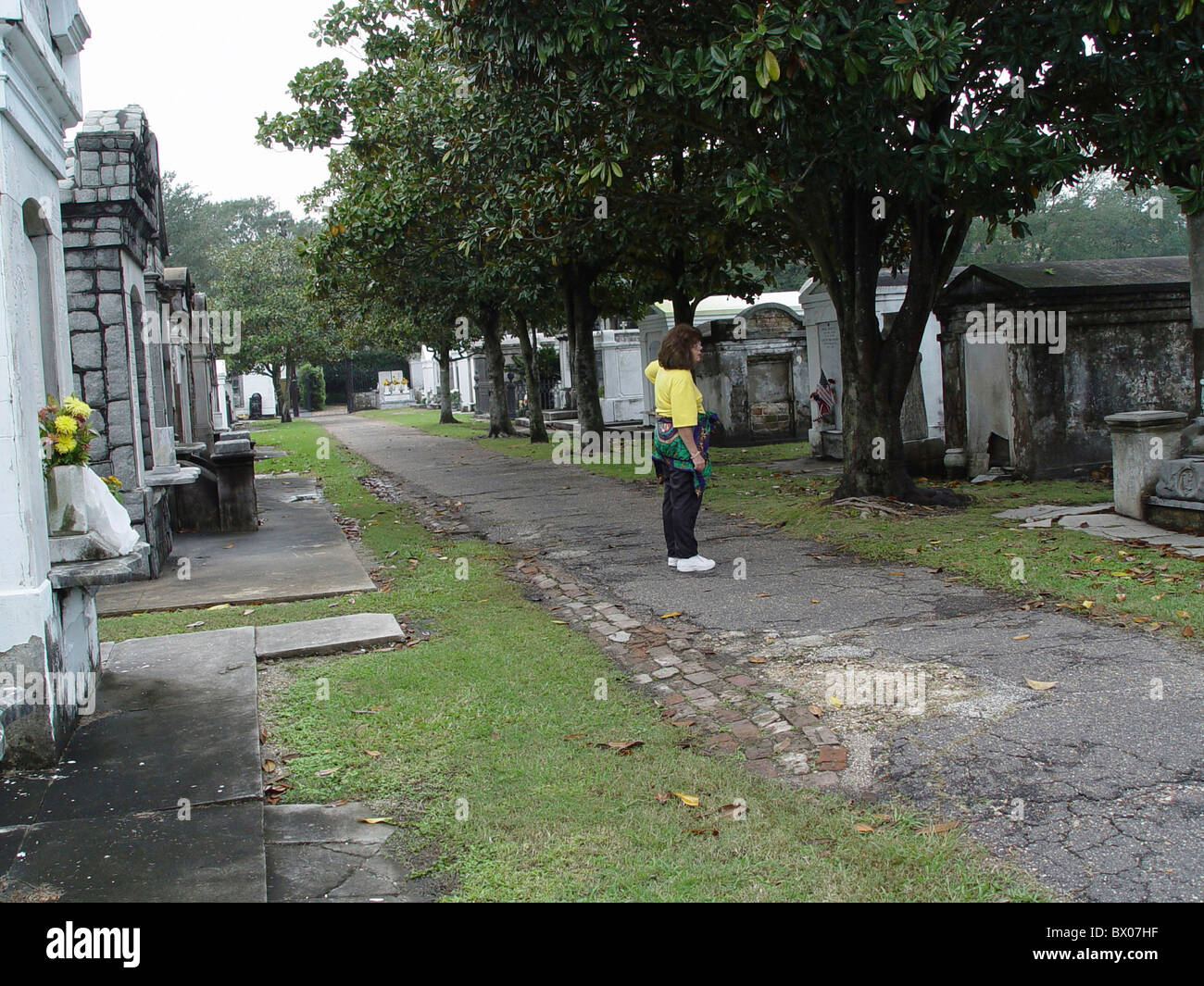 Il cristianesimo tombe di famiglia donna cimitero tombe tombe lapidi Louisiana New Orleans la religione USA Ame Foto Stock
