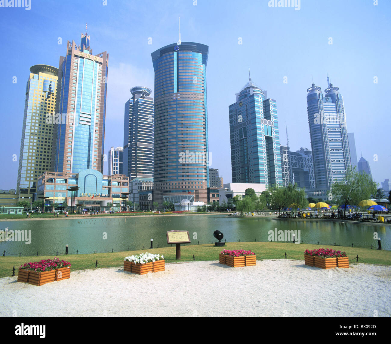 Cina Asia Lujiazui Gongyuan park moderna Shanghai Pudong pond grattacielo blocco di appartamenti alta luogo sede, Foto Stock