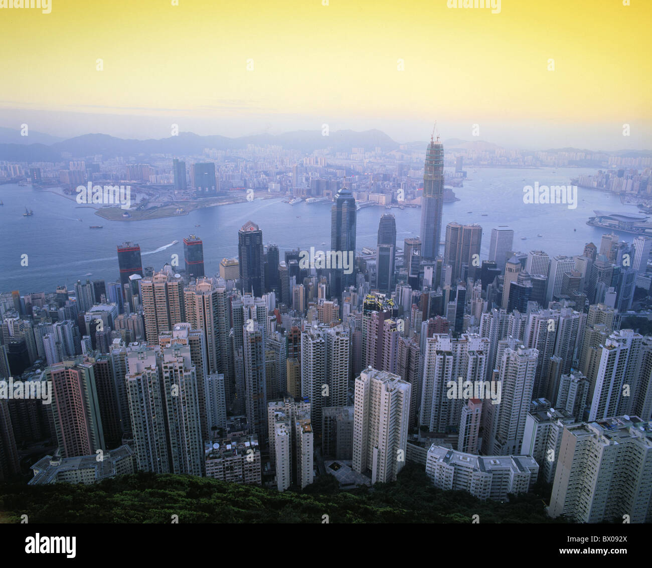 Crepuscolo crepuscolo Hong Kong Cina Asia di notte panoramica del porto di Victoria grattacielo blocco di appartamenti alto Foto Stock