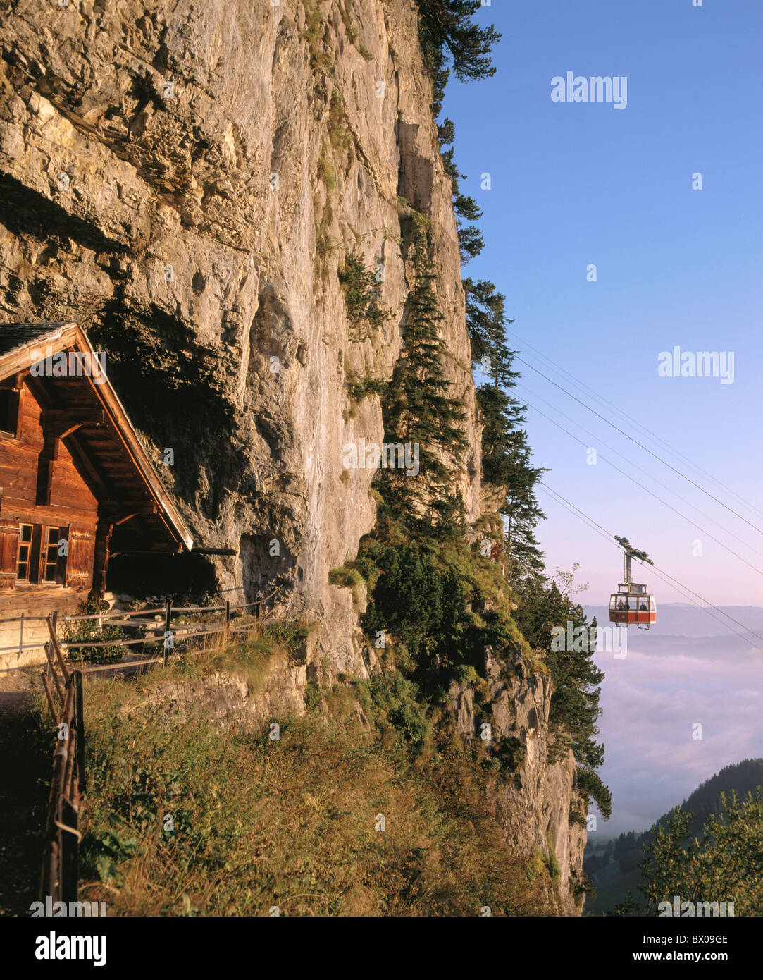 Atmosfera serale Appenzell Svizzera Europa ferroviaria strada Ebenalp Ebenalp scogliera gondola bolla cabina di sollevamento Foto Stock
