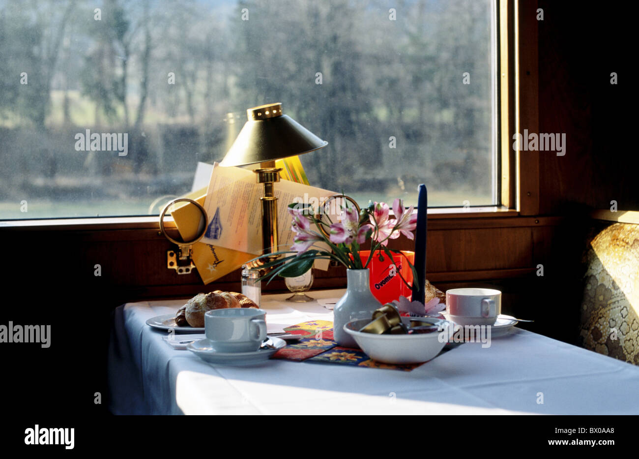 Vista strada ferrata auto finestra croissant colazione coperchio lampada Gourmino Ristorante sala da pranzo la luce solare restaura Foto Stock