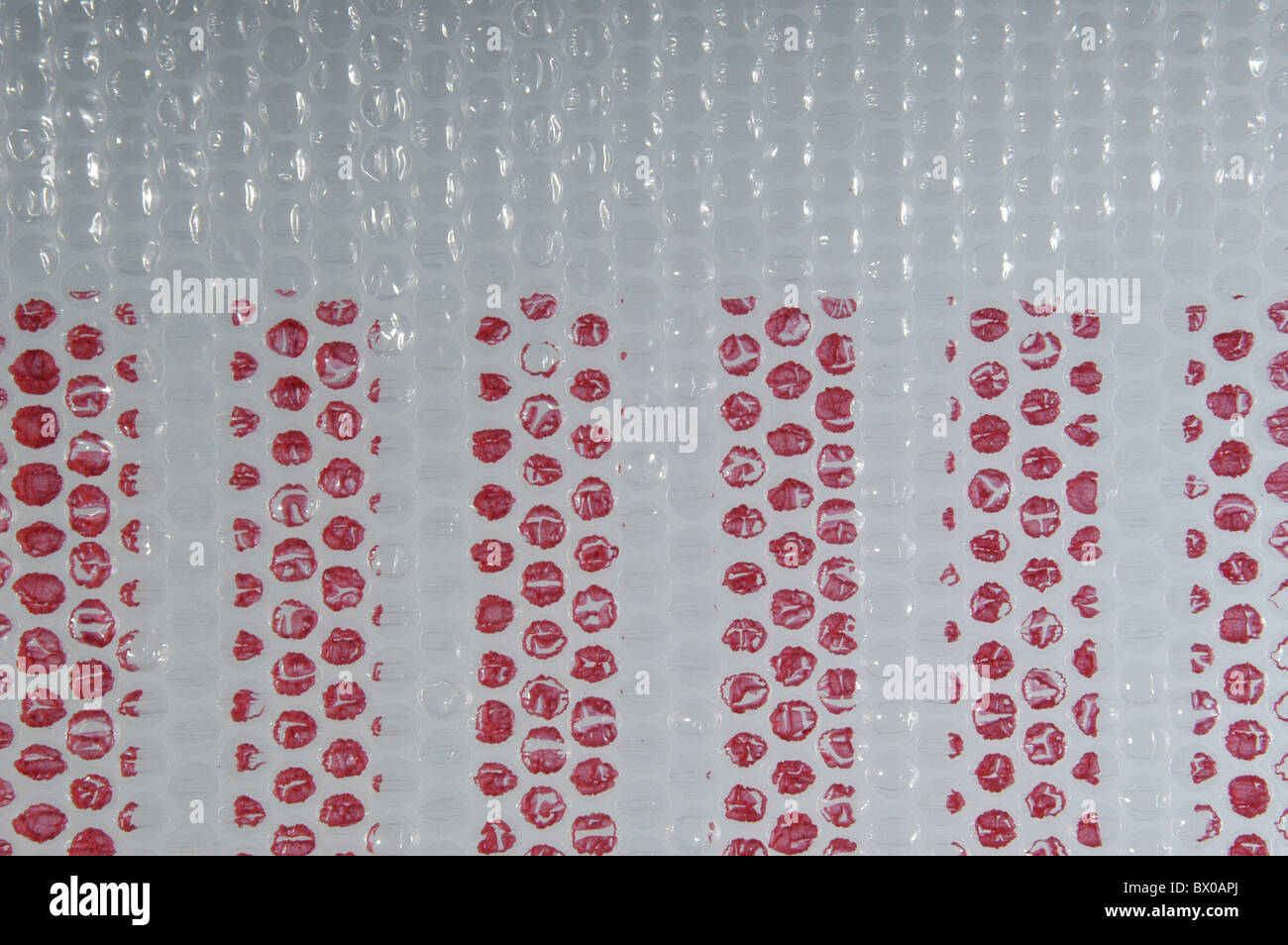 Dettaglio custodia folio di lamina cuscino air cushion foil strisce rosse pattuglie di simbolo di struttura di imballaggio per il trasporto Foto Stock