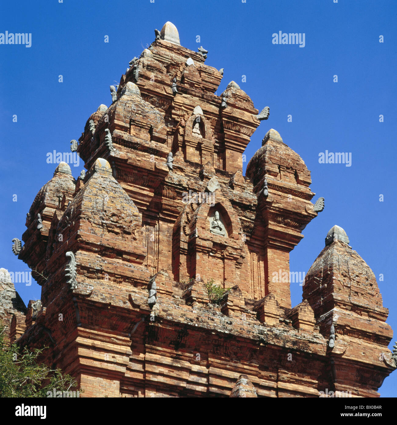 13 secolo mattone Cham towers rooks principali templi Kalan Klaung fondo rosso Garai Vietnam Asia Foto Stock