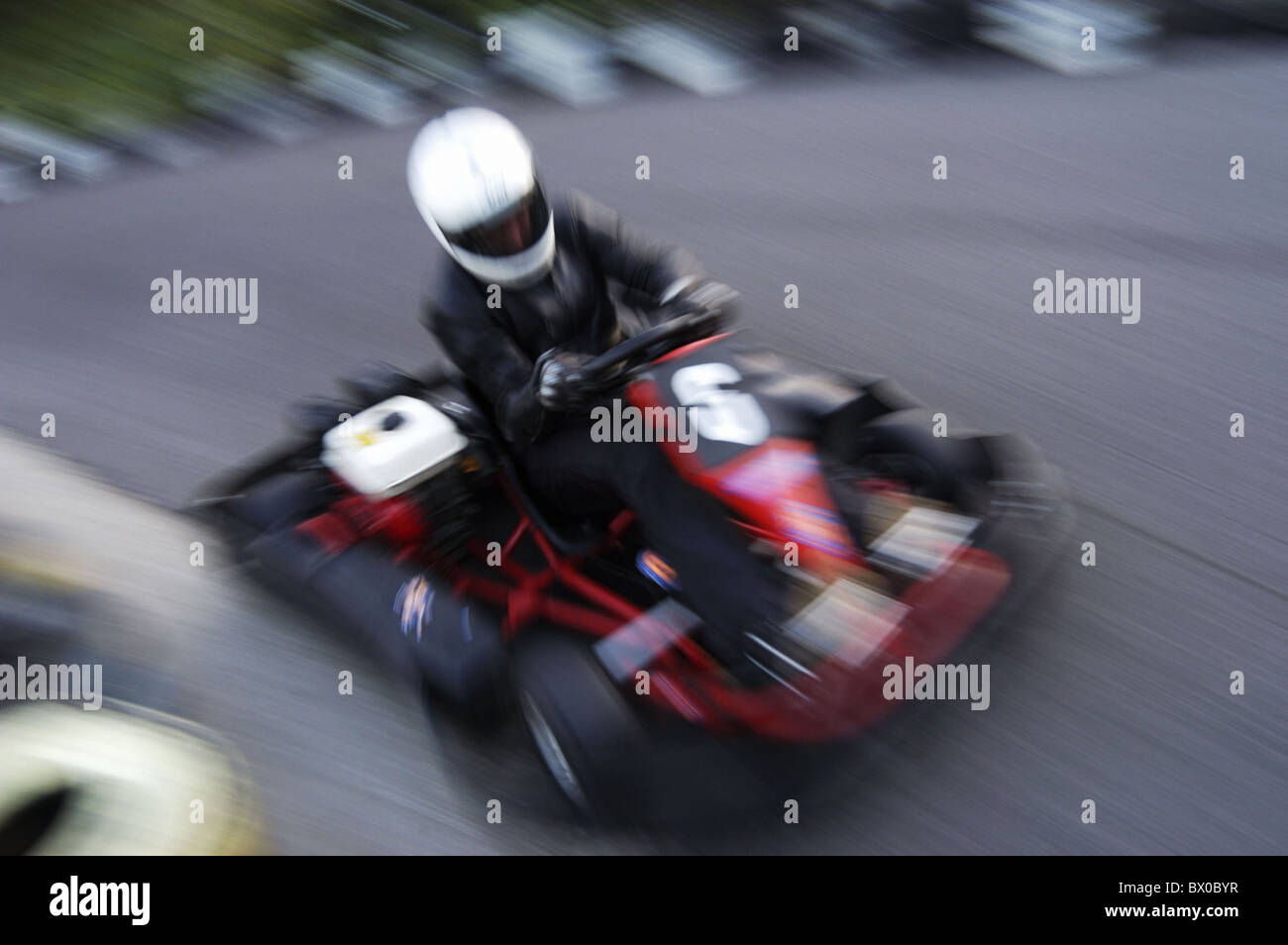 Azione fuori del dinamismo conducente Go Kart Gokart motor sport in funzione della pendenza racing sport sport sfuma Foto Stock