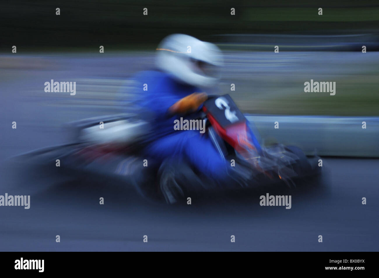 Azione fuori del dinamismo conducente Go Kart Gokart motor sport in funzione della pendenza racing sport sport velocità sfoca Foto Stock