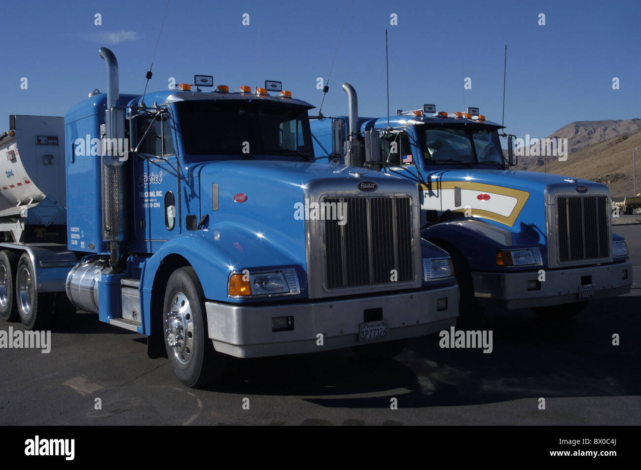 Al di fuori di camion truck parkiert parcheggio Los street autocarro di trasporto camion USA America Nord America Foto Stock