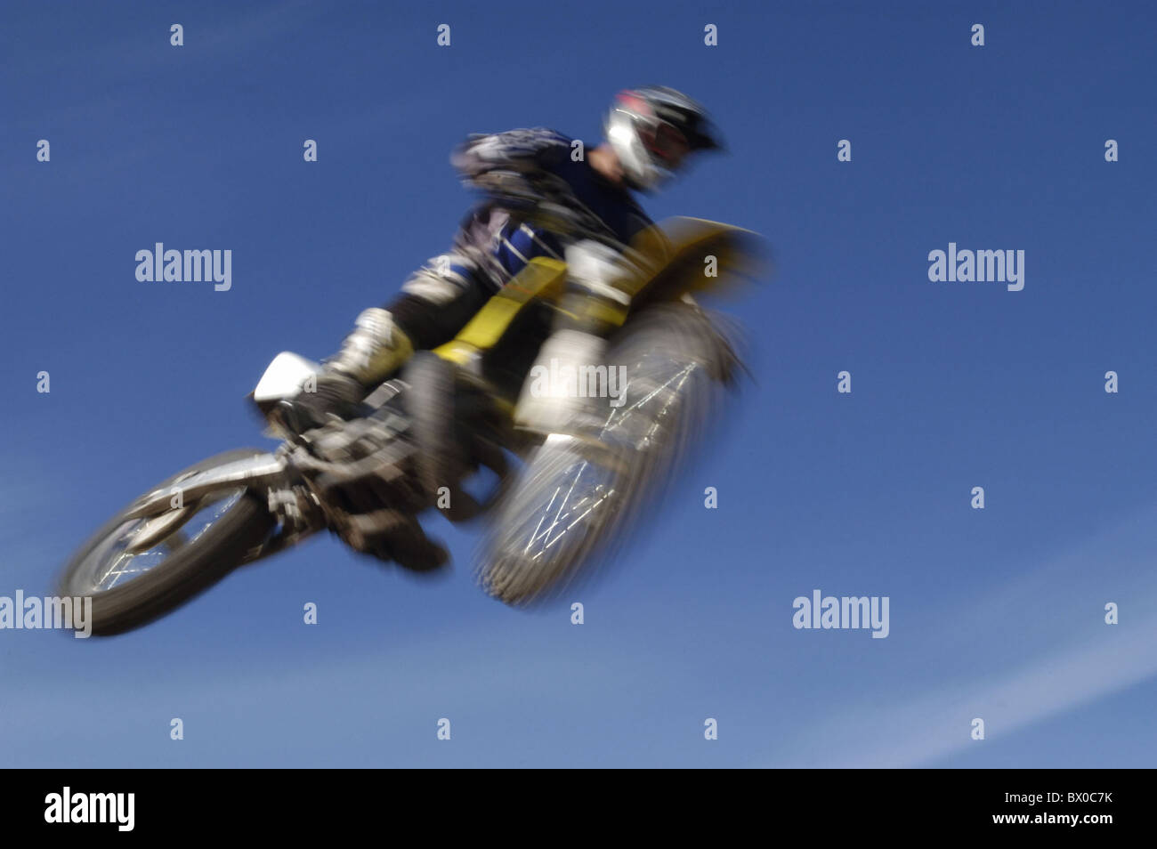 Azione singolo driver sky moto cross motor sport sport in esecuzione salta le sfocature Foto Stock