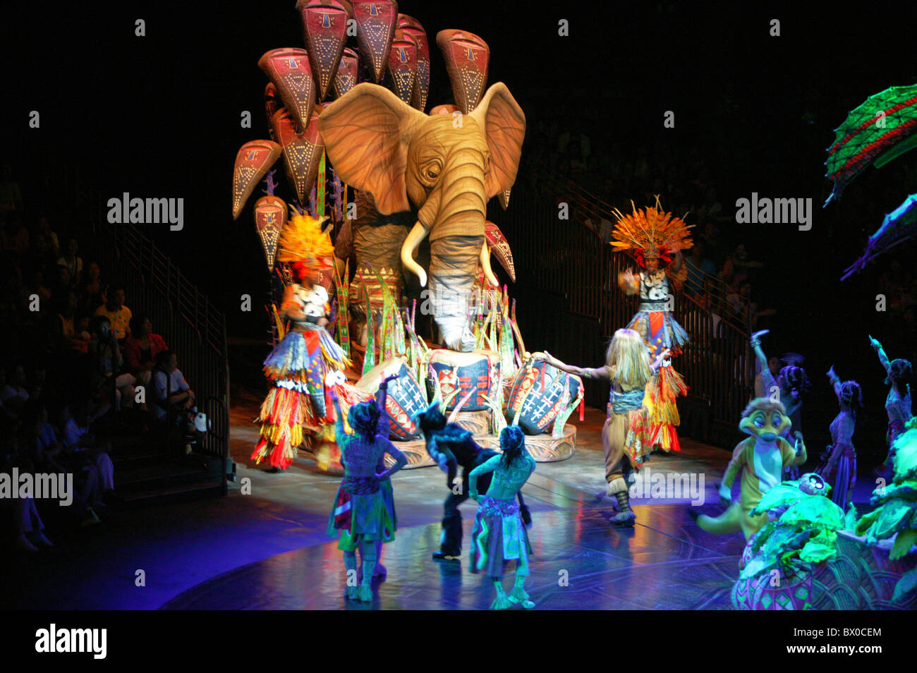 Dramma musicale del Re Leone eseguita nella Golden Mickeys, Fantasyland Hong Kong Disneyland, l'Isola di Lantau, Hong Kong, Cina Foto Stock