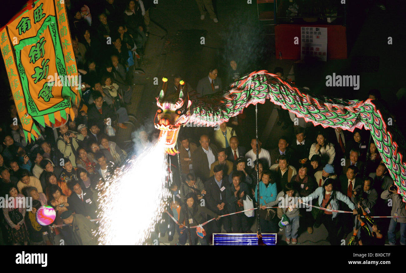 Dragon Dance durante il Tai Kok Tsui Tempio Fair, Hong Kong, Cina Foto Stock