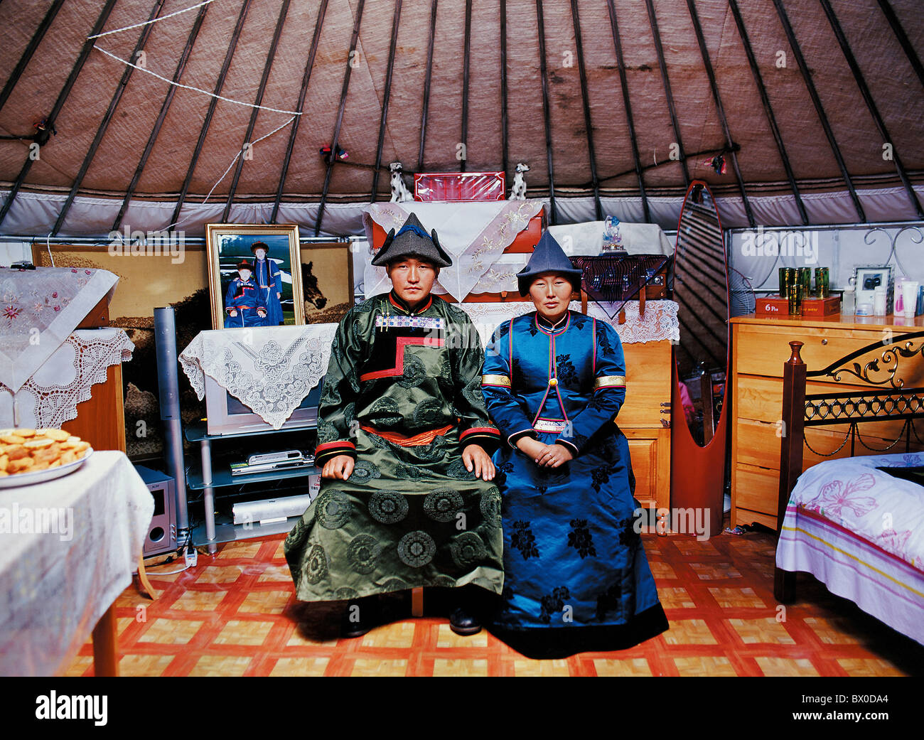 Buryats matura in costume tradizionale, Evenk Banner autonoma, Hulunbuir, Mongolia Interna, Cina Foto Stock