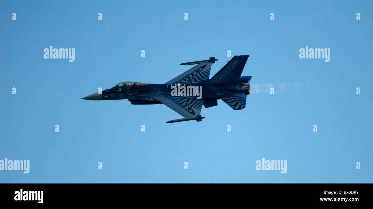 F-16A Belgio F16 battenti da destra a sinistra attraverso il centro della foto con il cielo blu sullo sfondo Foto Stock