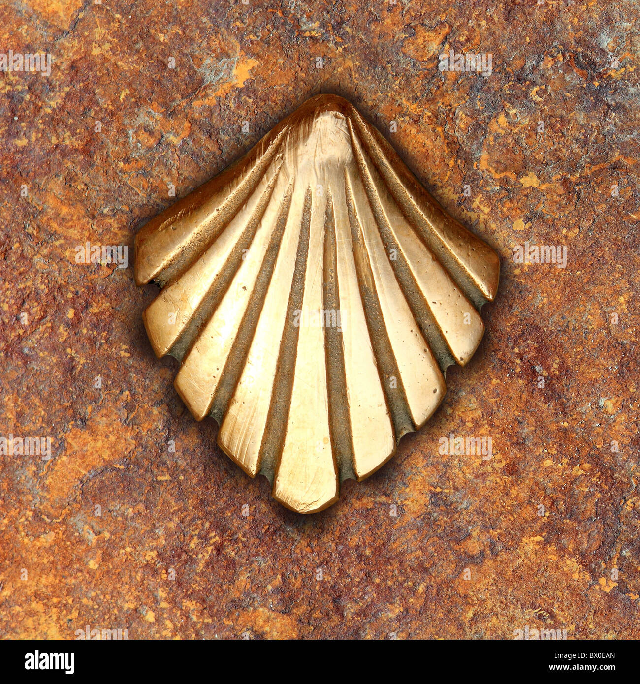 Saint James modo guscio in metallo dorato sulle strade del suolo pavimento in pietra Foto Stock