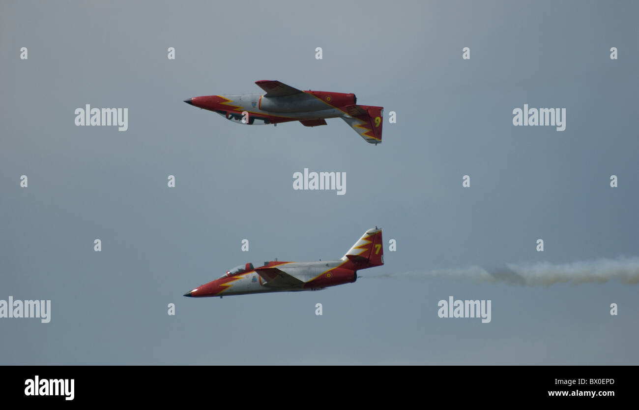 Due di acrobazia aerea spagnola Air Force Team Aguilla piani Casa 101 Aviojet mirroring reciproco battenti lungo in parallelo - uno invertito Foto Stock