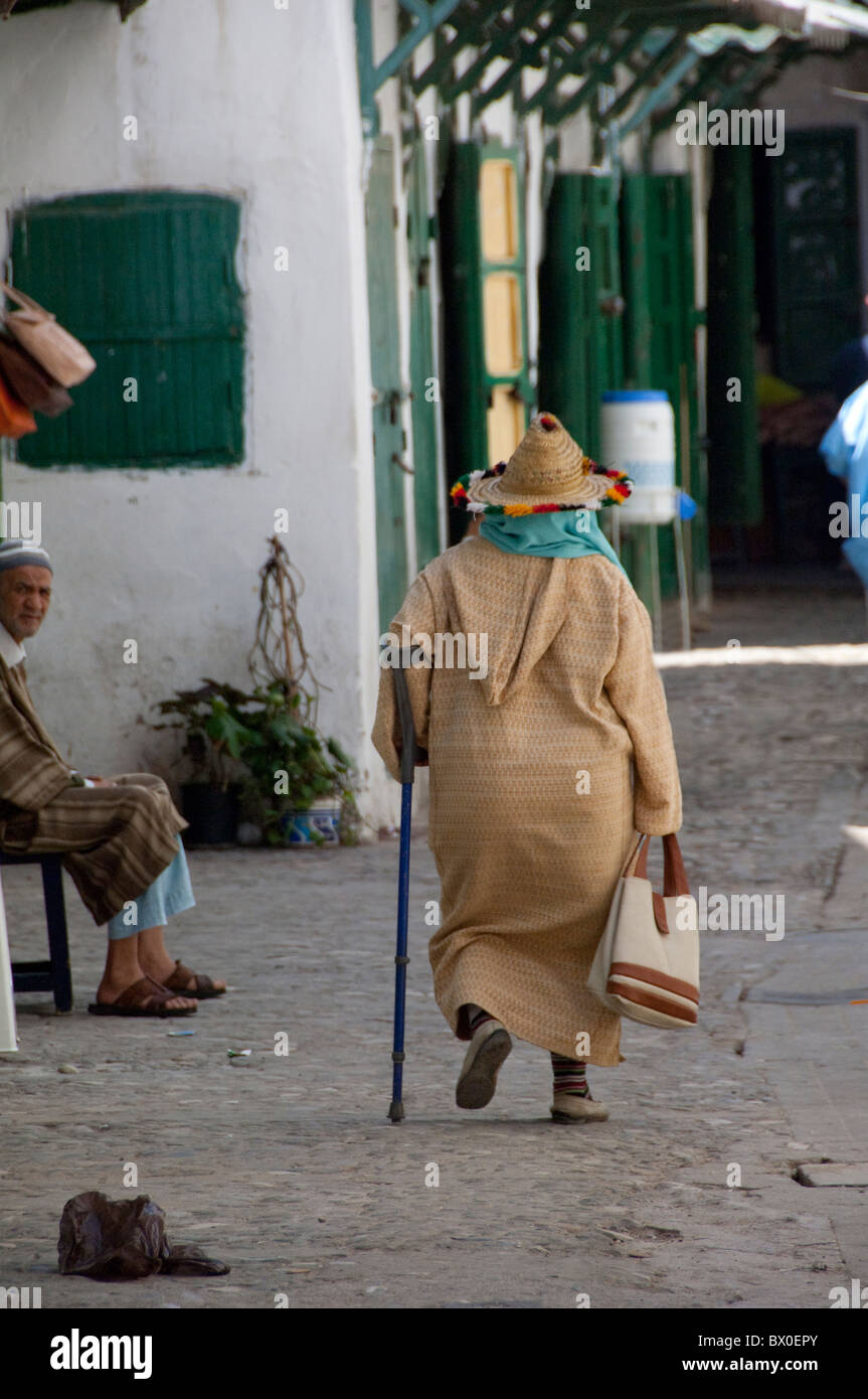 Il Marocco, Tetouan. Storica Medina bazaar. Agricoltore tradizionale nel cappello di paglia passeggiando per i vicoli stretti della Medina. Foto Stock