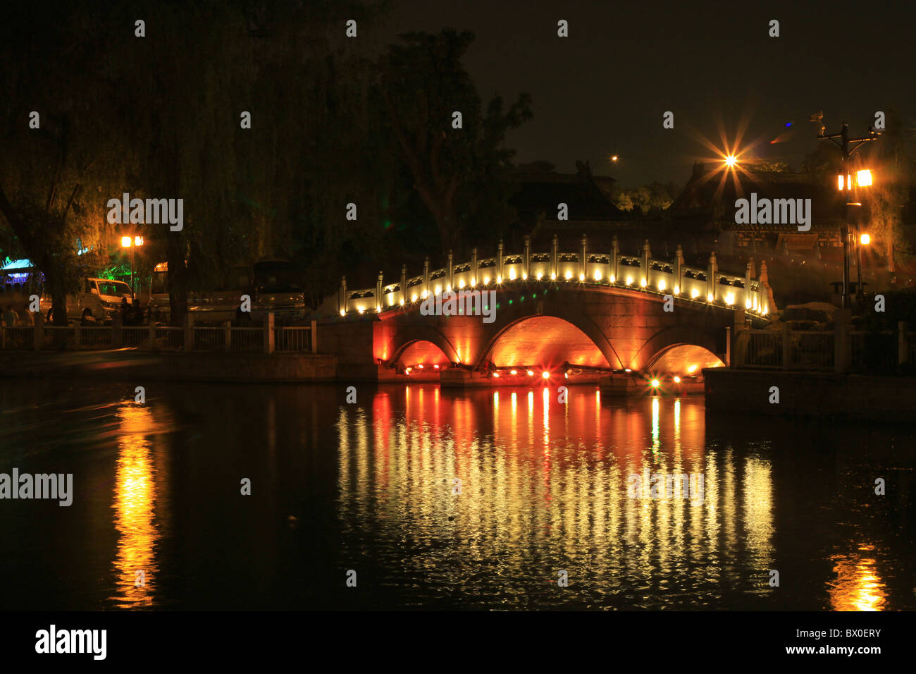 Illuminata luminosamente Jinding Bridge, l'Houhai area bar, Pechino, Cina Foto Stock