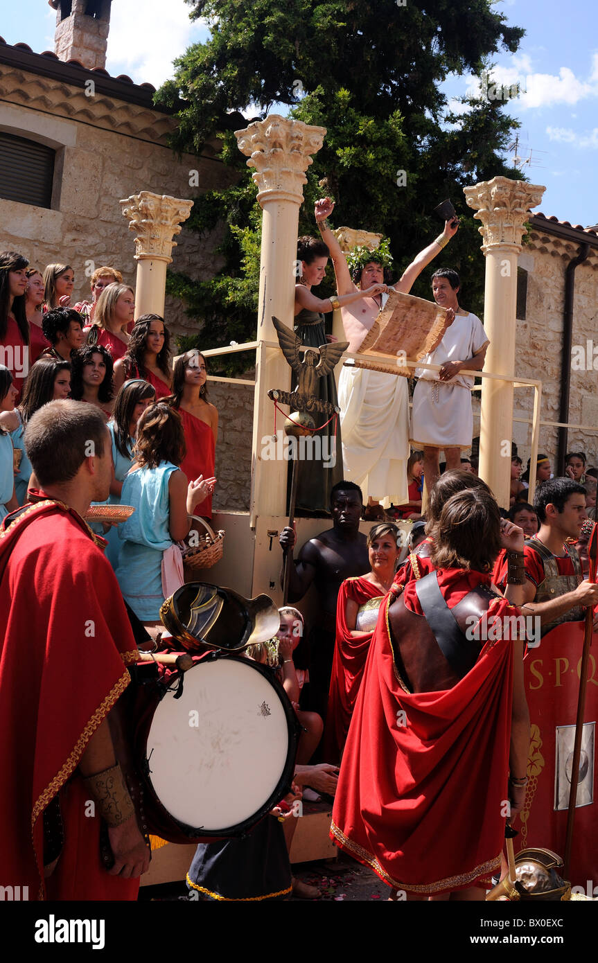 Festa romana del ' Dio Bacco ' dare un discorso nella piazza principale di Baños De VALDEARADOS Burgos Spagna Foto Stock
