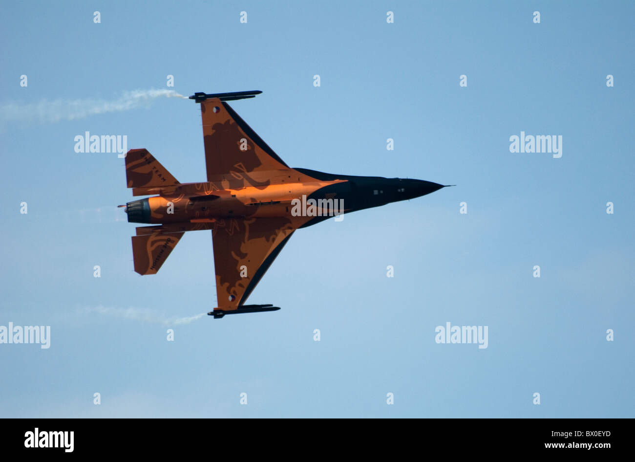 Dutch F-16A F16 battenti sul suo lato da sinistra a destra che mostra la sua topsides iscrizioni Foto Stock