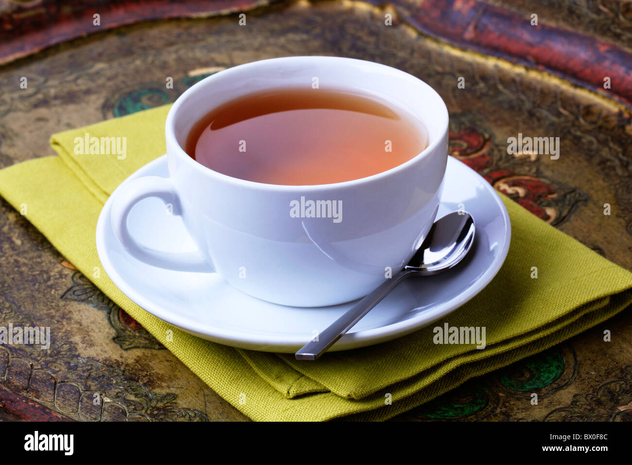 Tazza di tè nero su un vassoio di antiquariato Foto Stock