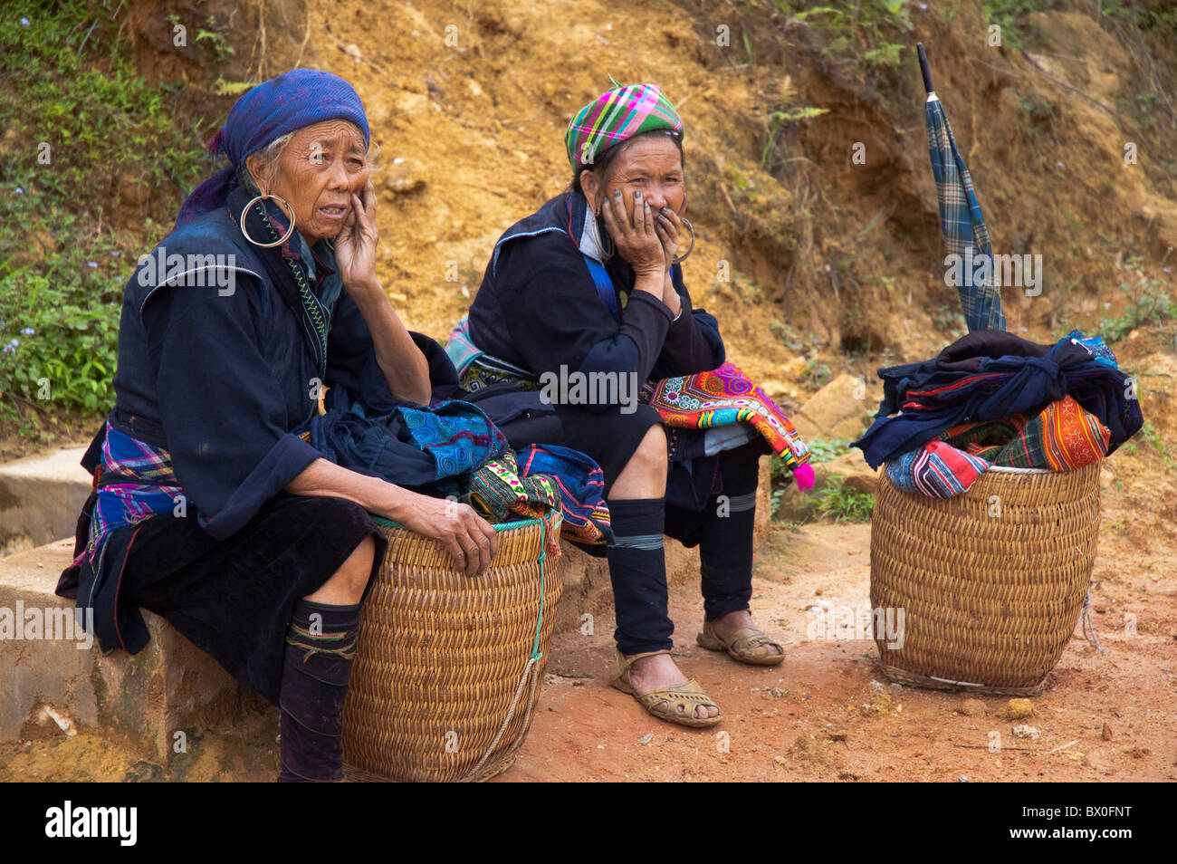 Anziani Yao le donne che vendono souvenir, Longji campi terrazzati, Longsheng, Guilin, provincia di Guangxi, Cina Foto Stock