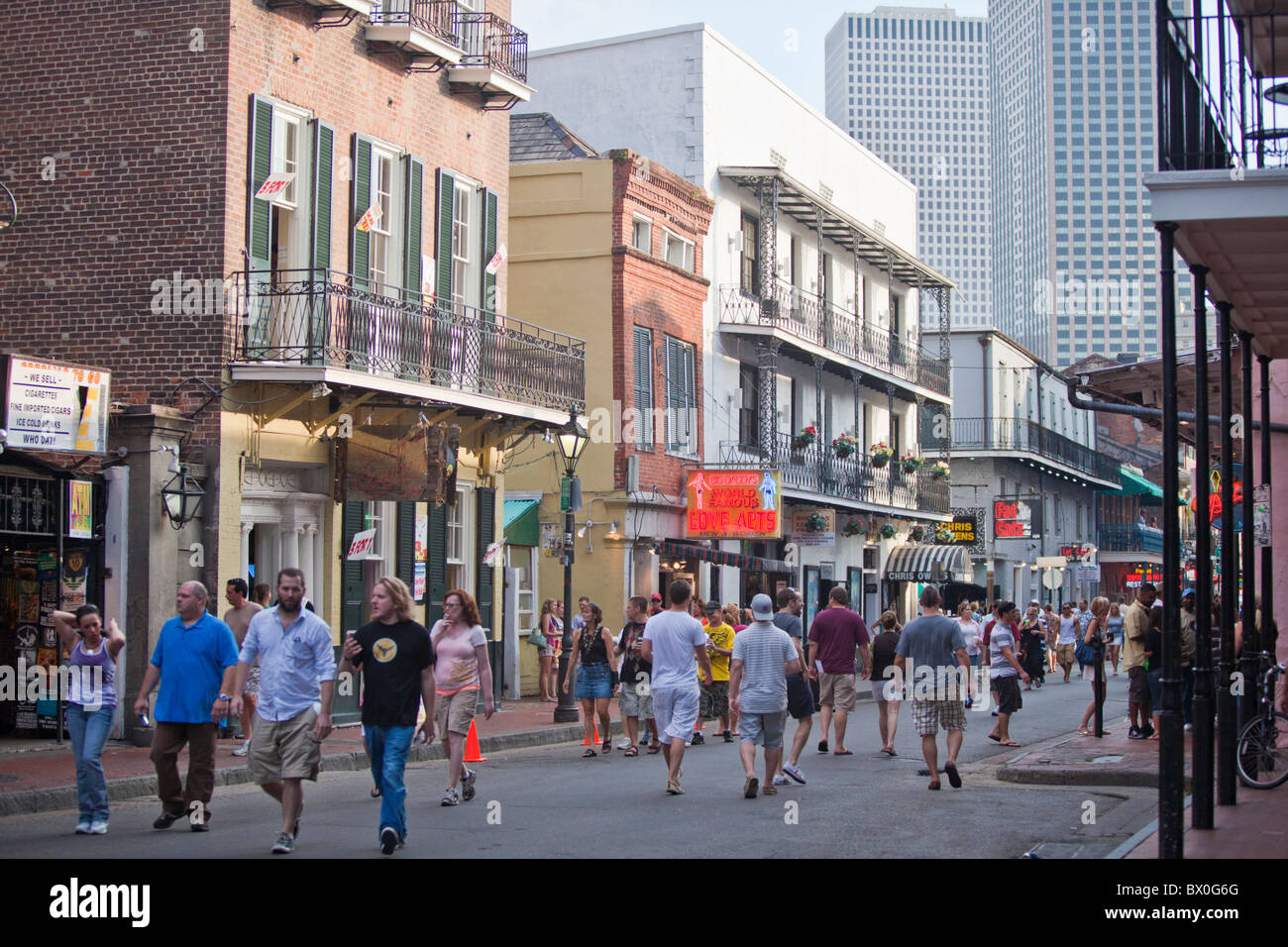 Bourbon Street a New Orleans, Louisiana il Quartiere Francese è la casa di città del bar, saloni e locali notturni. Foto Stock