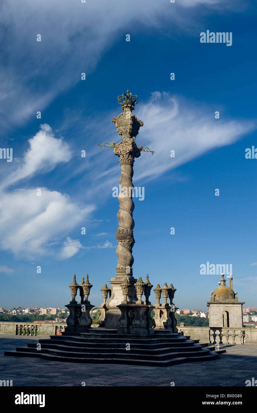 Il Portogallo, Porto, le alte gogna ornamentali (Pelourinho) colonna di fronte alla cattedrale Foto Stock