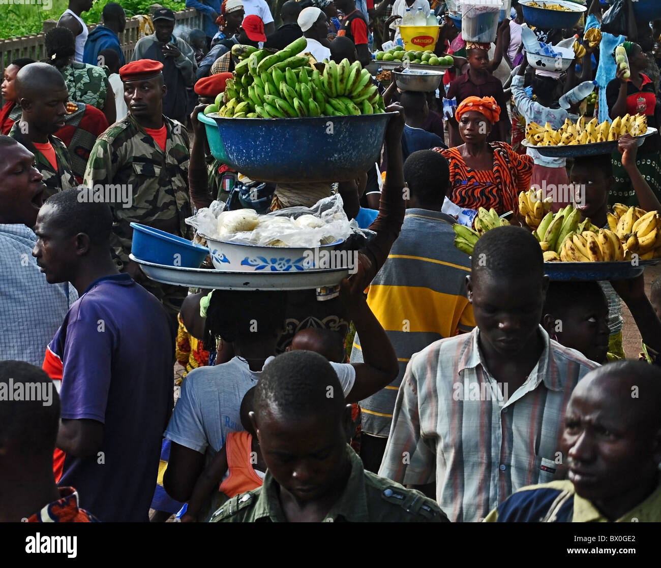 Due soldati ribelli dal 'nuove forze' tra una folla di mercato nel nord della Costa d Avorio Foto Stock