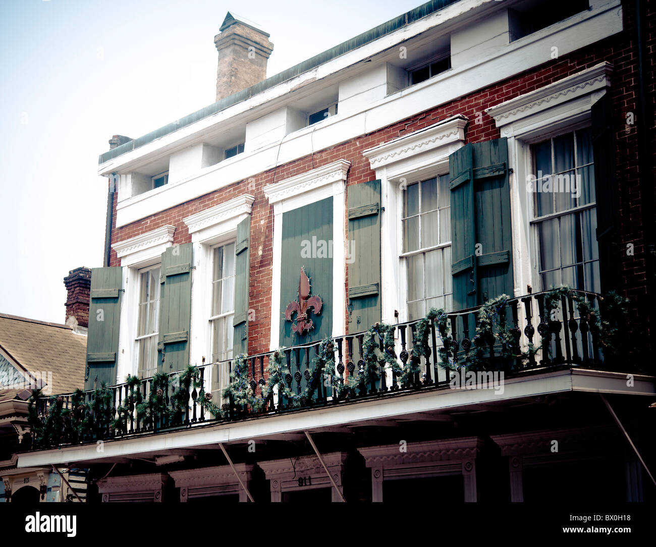 Bourbon Street a New Orleans, Louisiana il Quartiere Francese è la casa della città i bar e le discoteche. Foto Stock