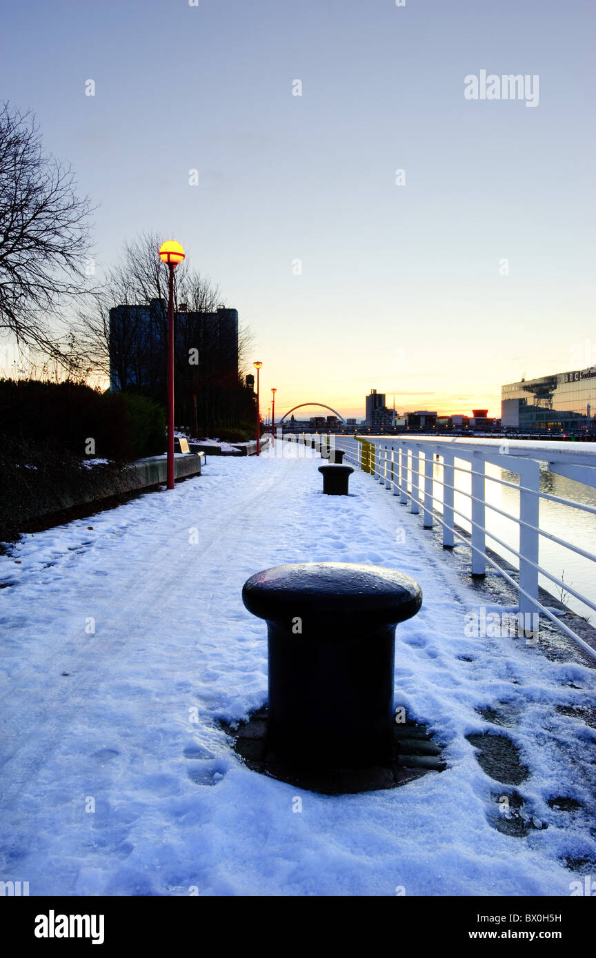 Fiume Clyde Waterfront marciapiede in opposte di Glasgow Glasgow Science Centre e Torre, Scotland, Regno Unito. Foto Stock