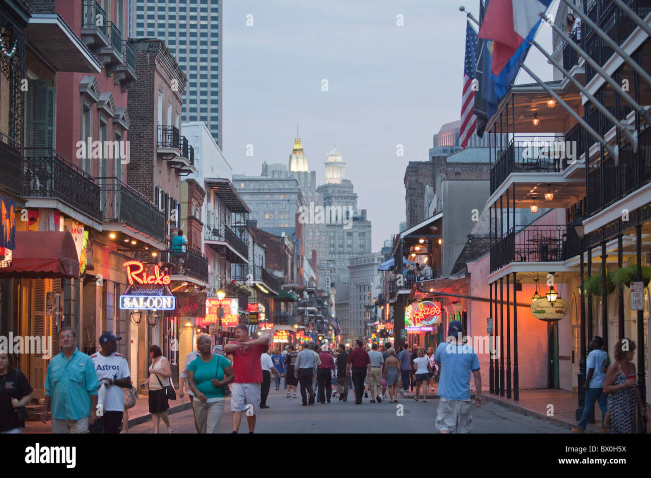Bourbon Street a New Orleans, Louisiana il Quartiere Francese è la casa della città i bar e le discoteche. Foto Stock