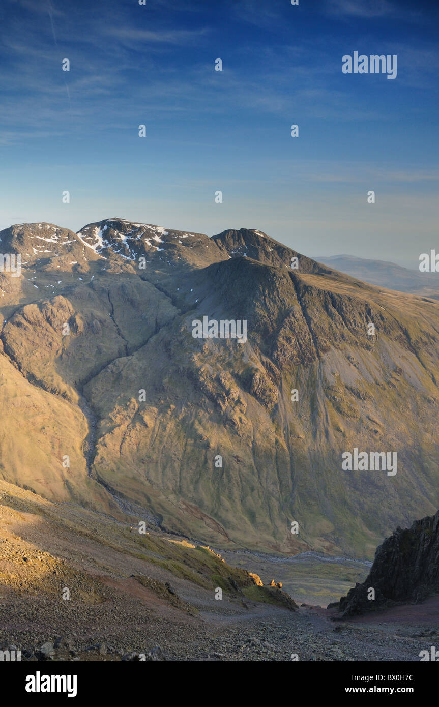 Visualizza in basso il ghiaione pendici del grande timpano verso Scafell nel Lake District inglese Foto Stock