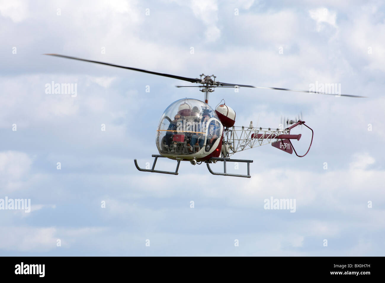 Westland campana 47G-3D-1 G-BFYI sull approccio finale a terra alla Aviosuperficie Breighton Foto Stock