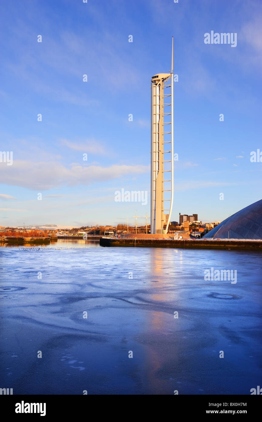 Torre di Glasgow dal fiume Clyde in inverno, Glasgow, Scotland, Regno Unito. Foto Stock