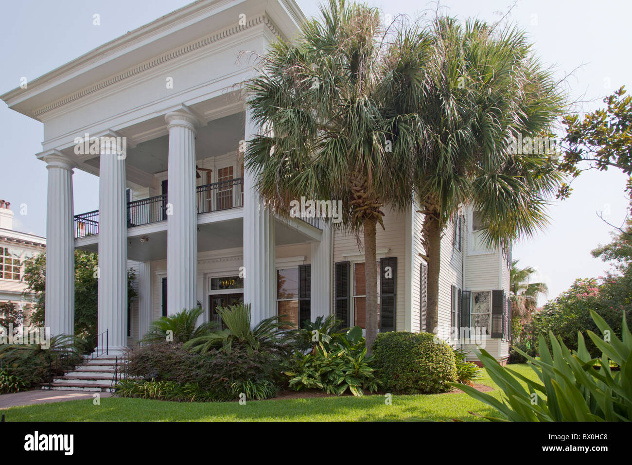 Il Garden District di New Orleans, una pietra miliare storica nazionale, è noto per i suoi storici palazzi del sud. Foto Stock