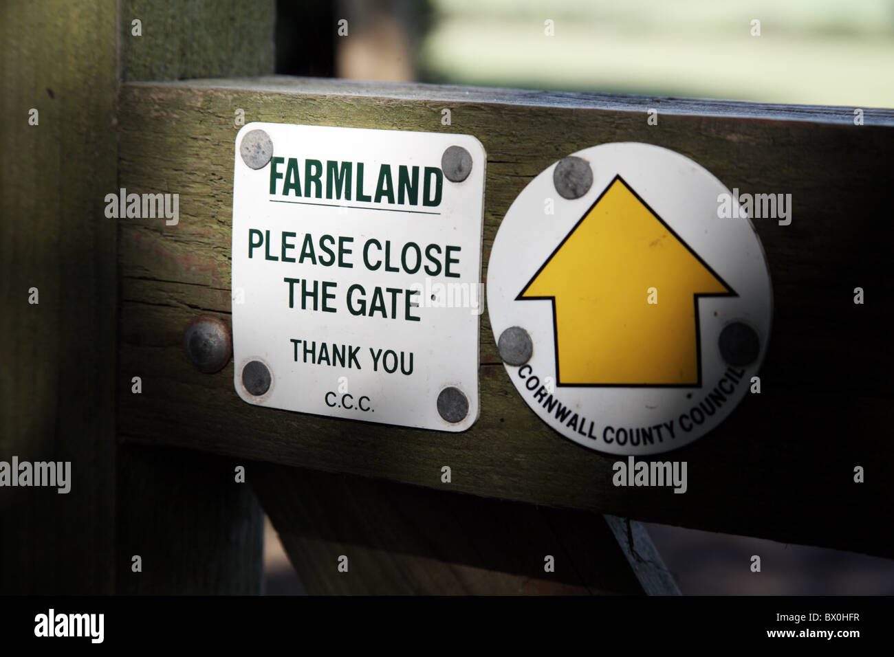 Si prega di chiudere il cancello segno; entrare in terreni agricoli Foto Stock