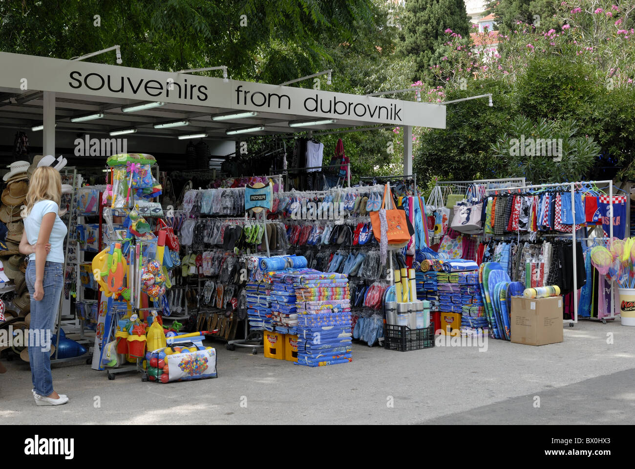 Una bella vista al negozio di souvenir shop in area Lapad. Lapad è un misto di locali e di quartiere turistico. Anche le spiagge migliori sono in Foto Stock