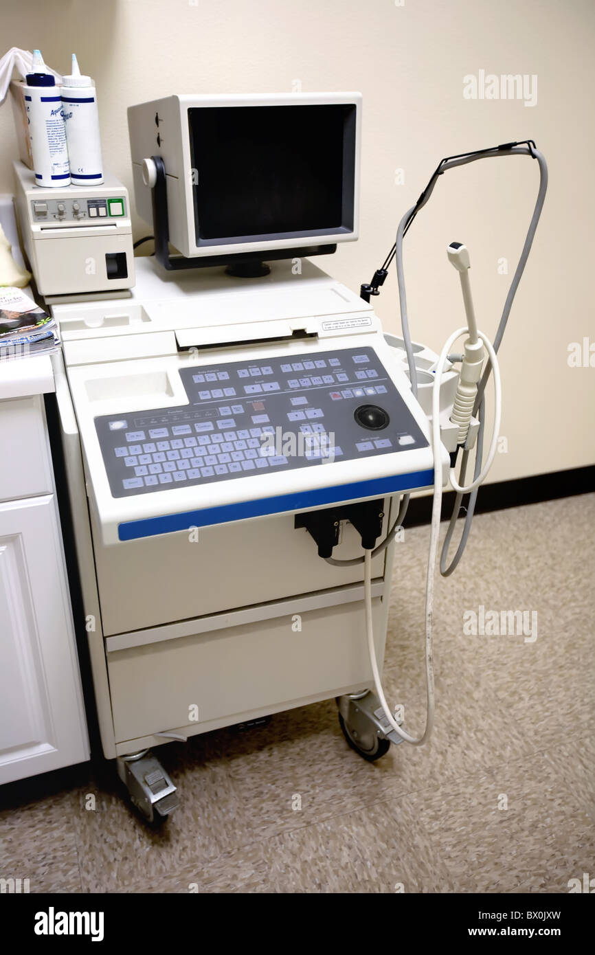 Macchina ad ultrasuoni in una stanza di ospedale Foto Stock