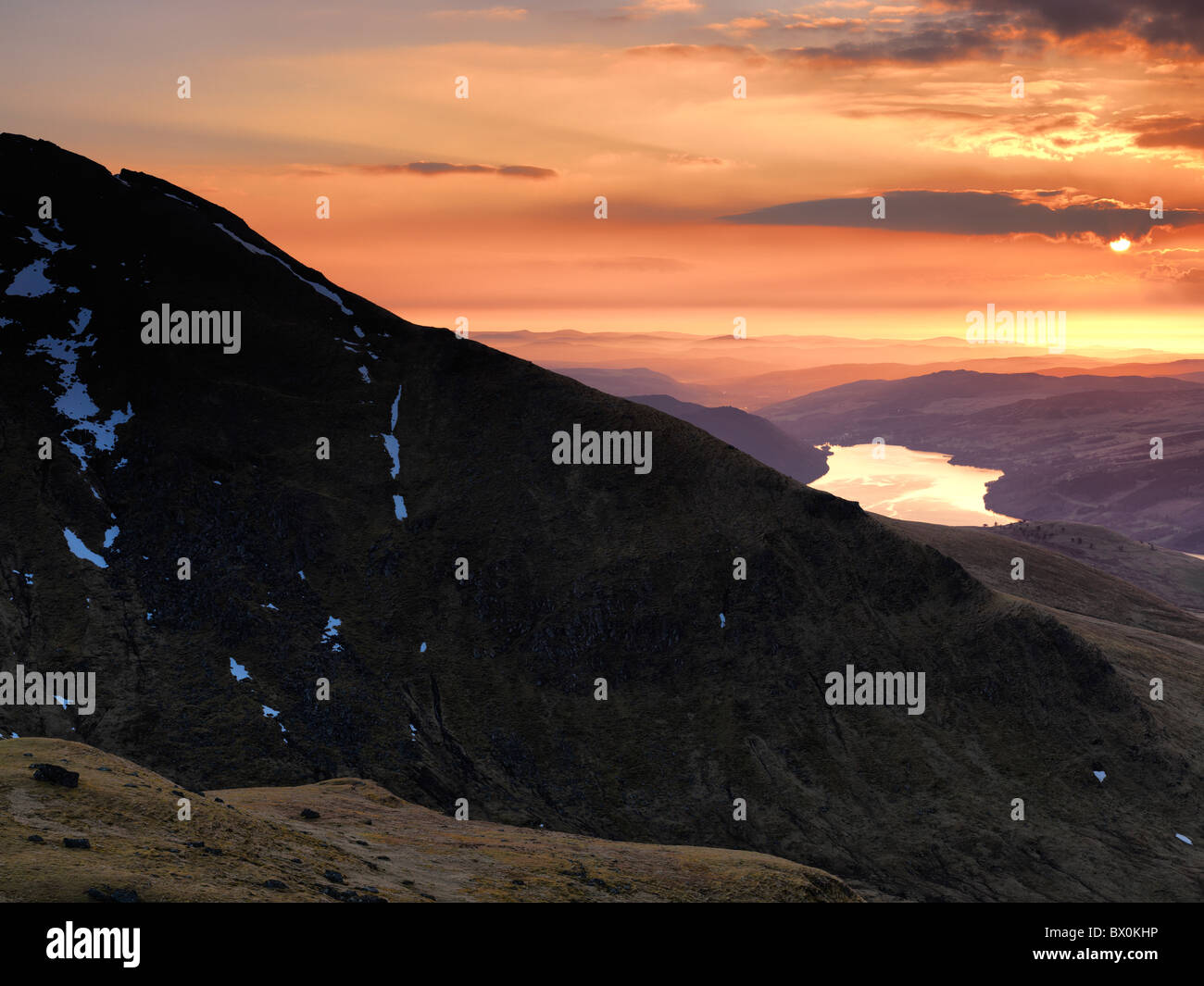Alba sul Ben Lawers e Loch Tay dal vertice del Beinn Ghlas nel Southern Highlands della Scozia Foto Stock