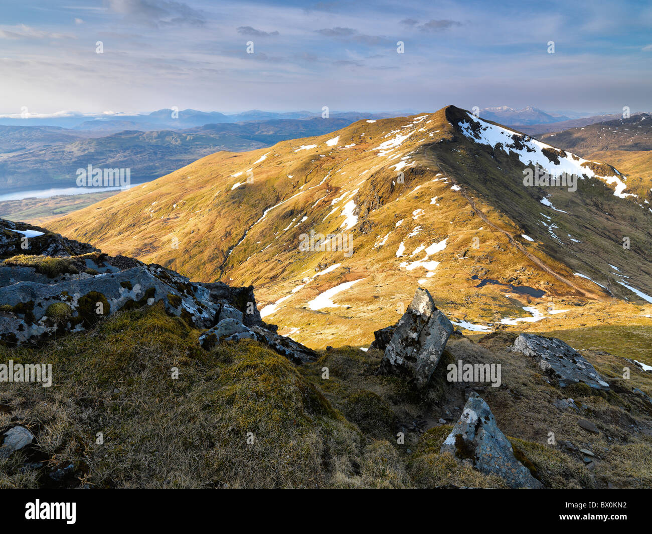 La mattina presto luce su Beinn Ghlas e Loch Tay dai fianchi di Ben Lawers nel Southern Highlands della Scozia Foto Stock