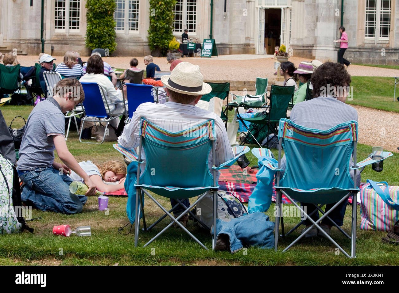 I genitori e i loro due bambini aventi un pranzo a picnic a aprire un concerto di musica a Highcliffe Castle in Christchurch.DAVID MANSELL Foto Stock