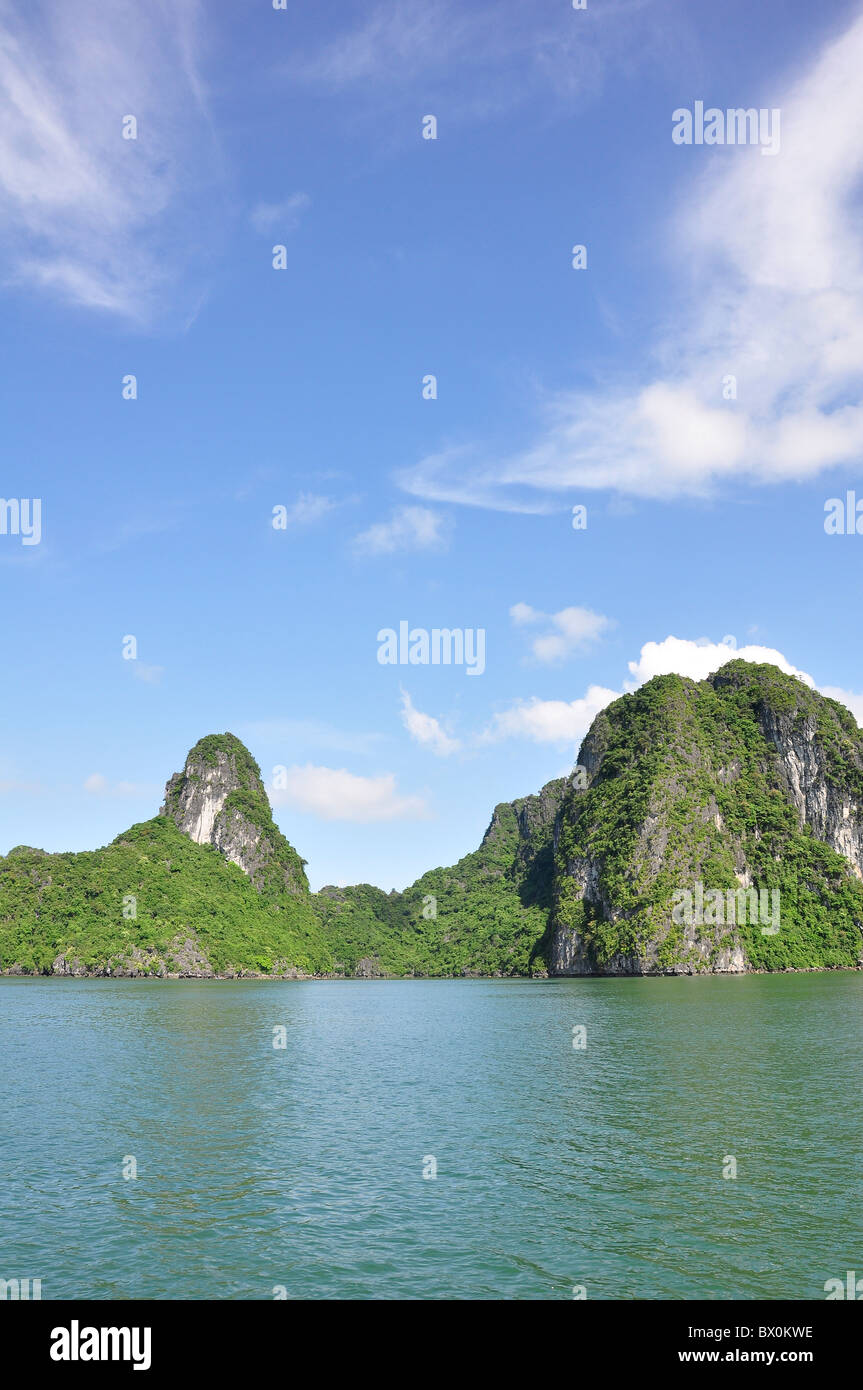 Il mare, il cielo e un'isola visto dalla baia di Halong, Vietnam Foto Stock