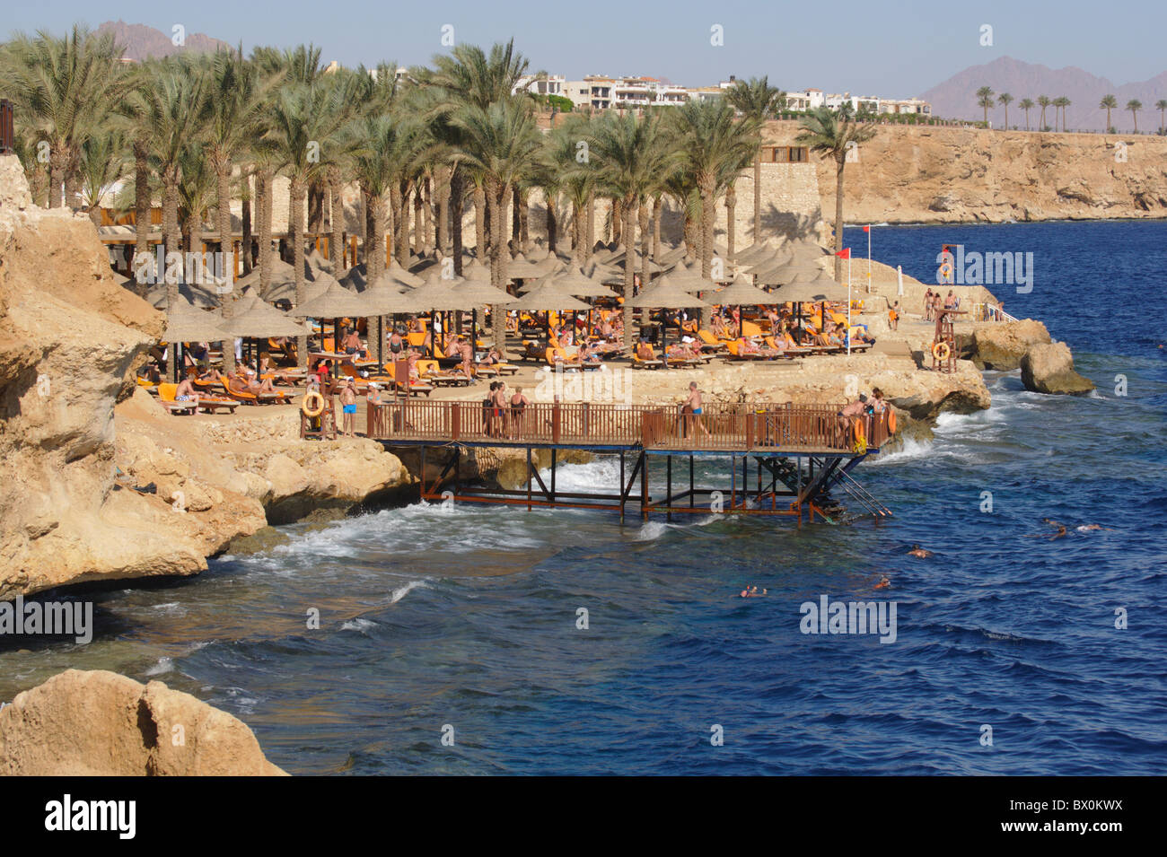 I vacanzieri non identificato ignora la bandiera rossa che indica che la balneazione è vietata Foto Stock