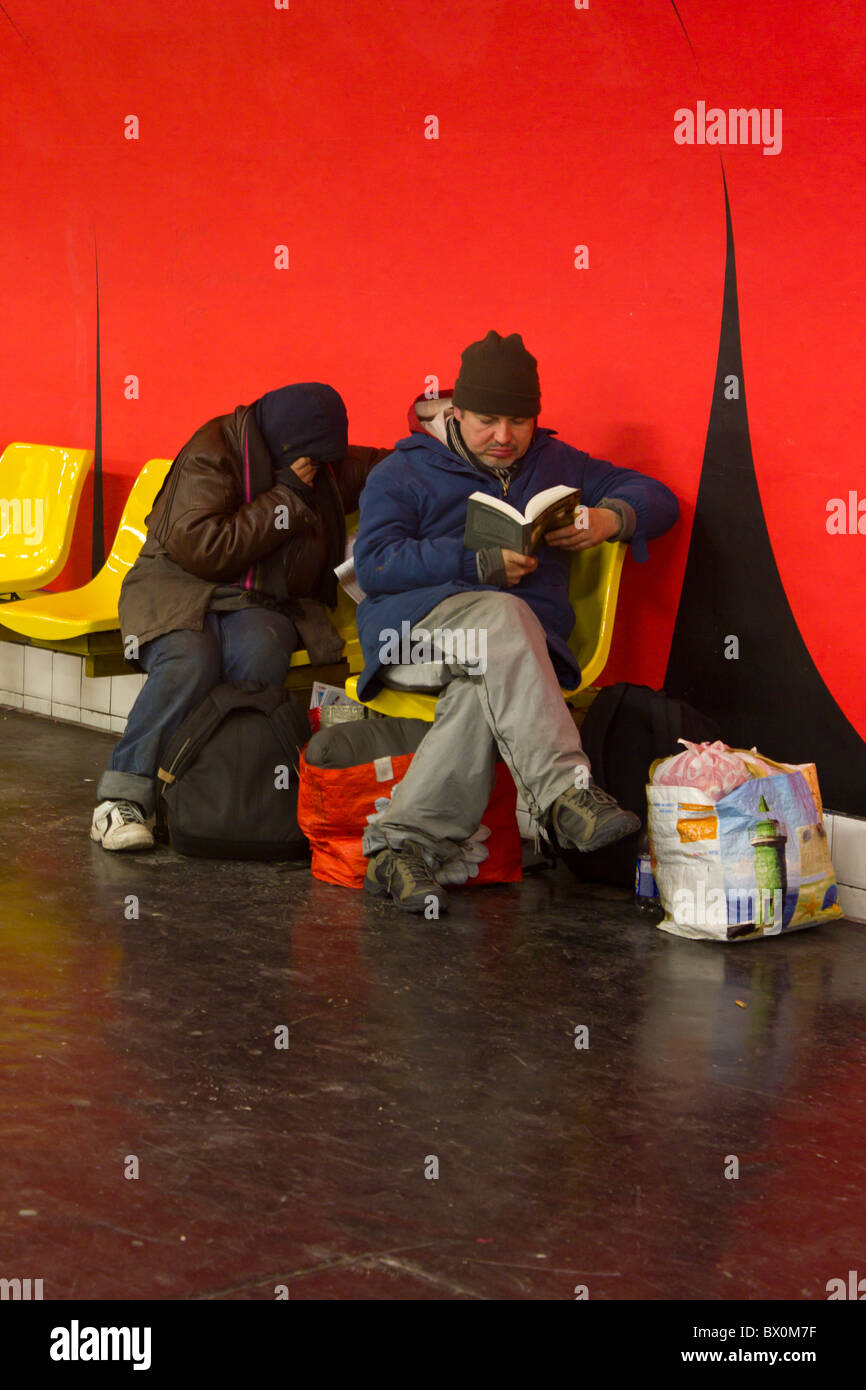 Senzatetto uomini nella stazione della metropolitana di Parigi, Francia Foto Stock